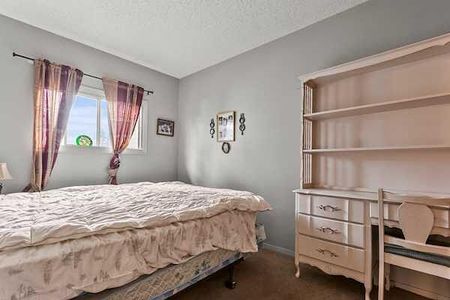 8020 34 Avenue Northwest, Calgary - Photo 2