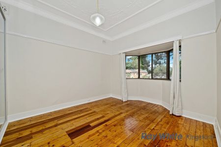 Newly Renovated Family Home Pet Friendly - Photo 3