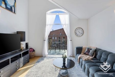 LOCATION ! LOCATION! - Photo 4