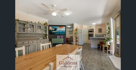 Charming 3 Bed 1 Bathroom Home! - Photo 2