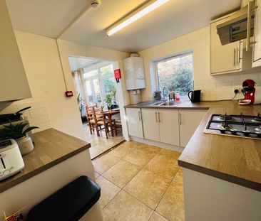 Affordable rooms in three storey property close to Christchurch par... - Photo 6