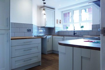 1 bedroom in a flat share to rent - Photo 2