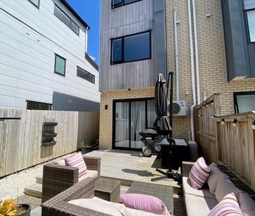 Stylish 3-Bedroom 2.5 bathroom plus a study in Prime Westgate Location - Photo 4