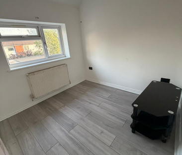 4 bedroom semi-detached house to rent - Photo 4