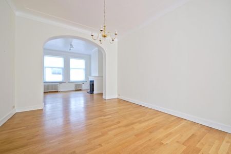 Idéalement Située, Superbe Maison avec Jardin, 5CH, 3SDB - Photo 4