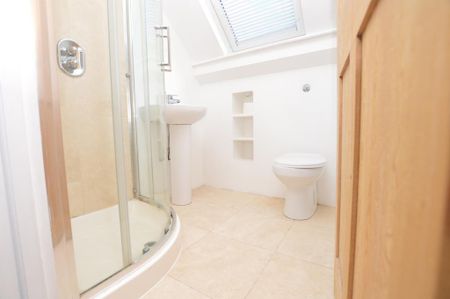 1 bedroom in a house share to rent - Photo 4