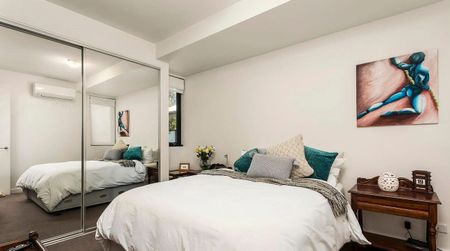 Sylish & Modern Single-Level Home - Photo 2