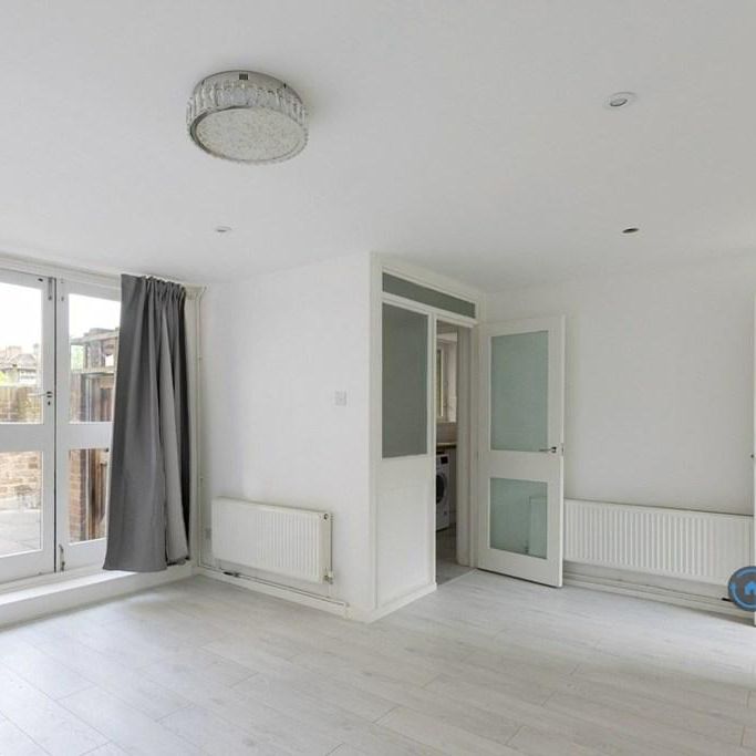 3 bedroom flat to rent - Photo 1