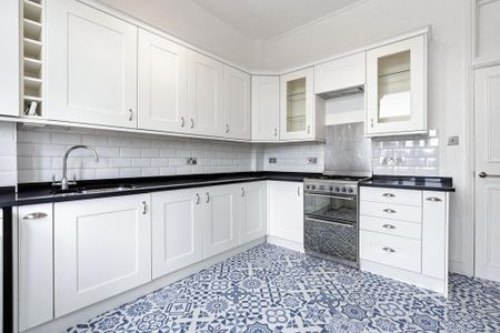 3 bedroom flat to rent - Photo 4