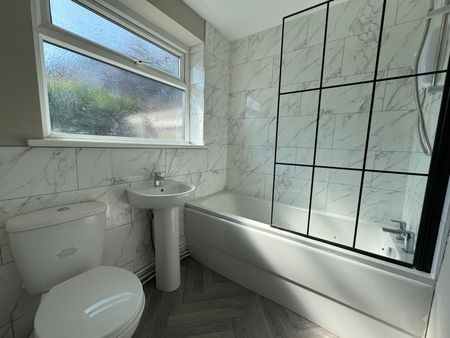 Newly Renovated 2-Bed Terrace in Hoyland – Perfect for Long-Term Let! - Photo 2