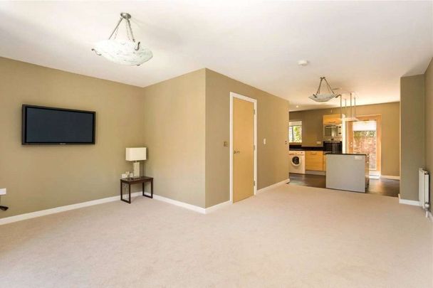 Elegant Four-Bedroom Townhouse with Roof Terrace, Garage & Garden  Prime Clifton Location. - Photo 1