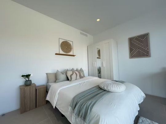 Travessera de Collblanc, L'Hospitalet de Llobregat, Catalonia 08904 - Photo 1