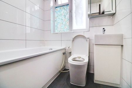 Gainsborough Gardens, Edgware, HA8 - Photo 3