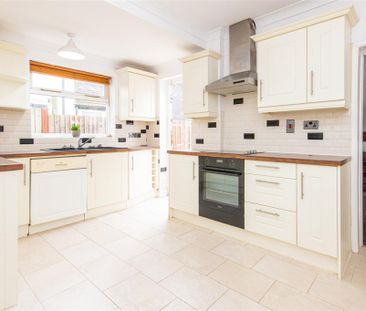 3 bed House - Mid Terrace To Let - Photo 2