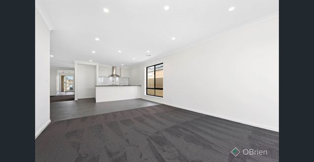 Family Home with Second Living Area! - Photo 1