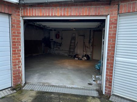 RUIME STADSWONING MET 3 SLAAPKAMERS EN GARAGE IN CENTRUM VAN IEPER - Foto 2