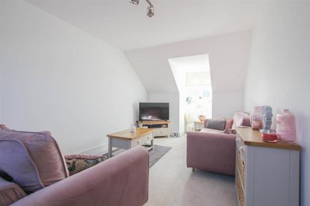 5 bedroom detached house to rent - Photo 2