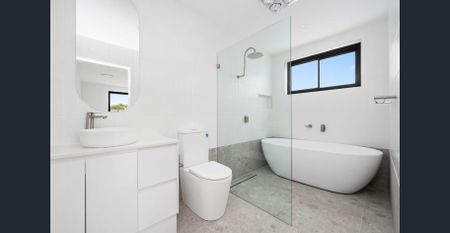 Lavish Hampton's Inspired Home in Serene Location - Photo 2