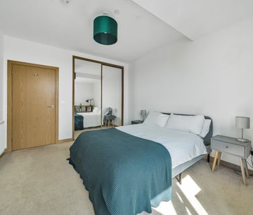 Flat to rent - Telcon Way, London, SE10 - Photo 1