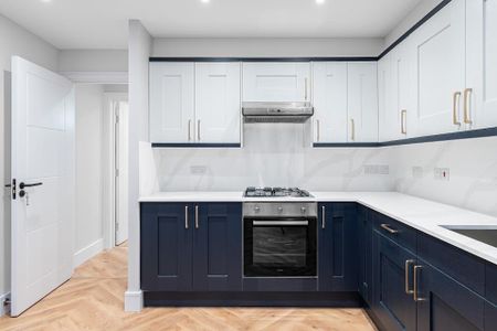 Flat 2, 33 Lawrence Buildings, London N16 - Photo 3