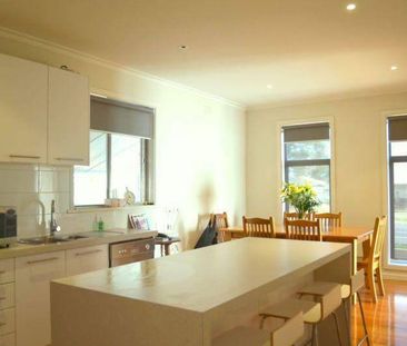 Great Location Walking Distance To CBD. - Photo 1