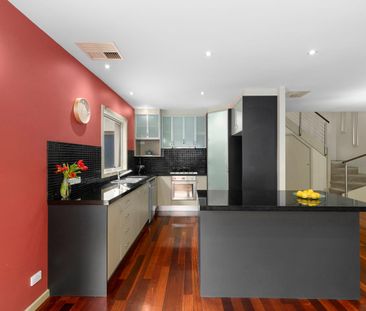 Modern townhouse in a prime location - Photo 1