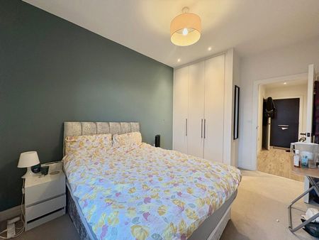 Pembroke Broadway, Camberley, Surrey, GU15 - Photo 4