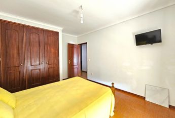 2 bedroom flat with balcony a stone's throw from Vageira Beach!