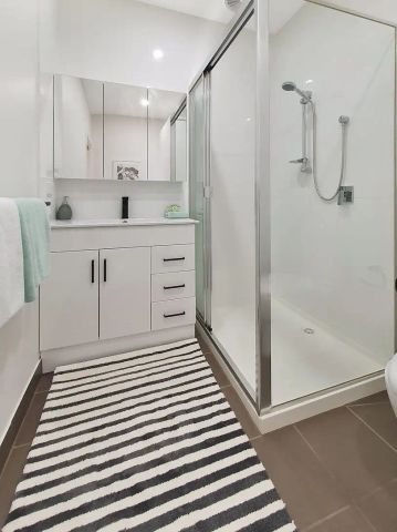 “Modern Comfort and Convenience in the Heart of Reservoir” - Photo 4