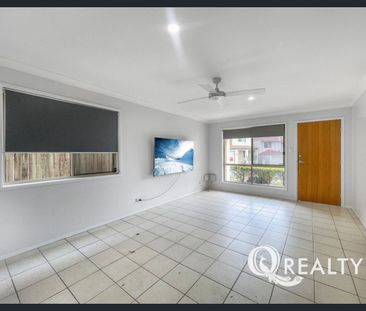 🏡 Low Maintenance Contemporary Home In Great Location - Photo 2