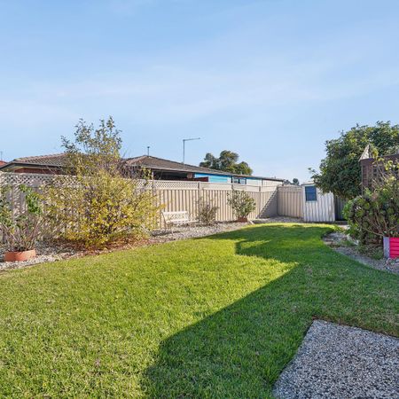 Spacious Family Living in the Heart of Keilor Downs - Photo 3