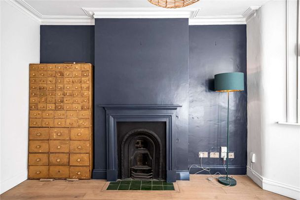 One bedroom flat within a period conversion with private garden. - Photo 1