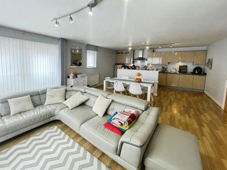 3 bedroom flat to rent - Photo 2