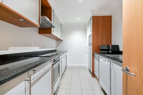 Bright and spacious one double bedroom apartment right in the heart of London's very own oasis; St Katharine Docks. - Photo 1