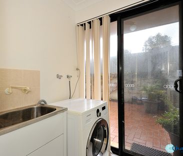 BEAUTIFULLY PRESENTED FAMILY HOME!! - Photo 3