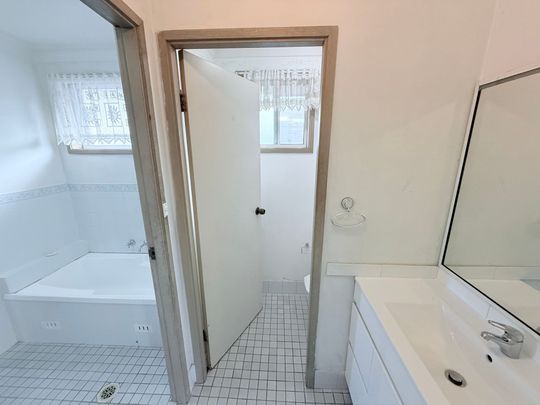 FAMILY HOME, IDEAL LOCATION, QUIET CUL-DE-SAC LIVNG - Photo 1