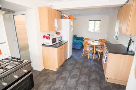 5 bedroom detached house to rent - Photo 2
