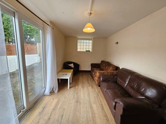 6 Bed Student Accommodation - Photo 1