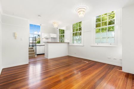 SENSATIONAL & CHARMING AIRCONDITIONED 1 BEDROOM LOFT APARTMENT - Photo 5