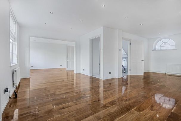 3 bedroom mews to rent - Photo 1