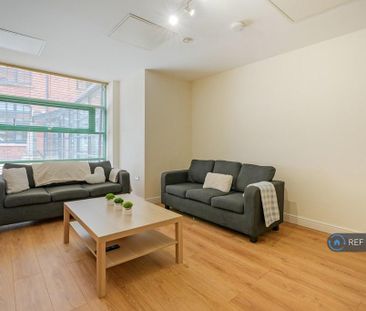4 bedroom flat to rent - Photo 1
