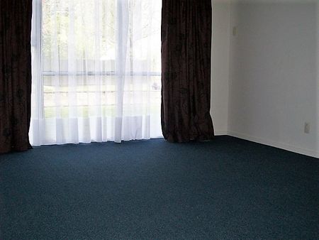 Two bedroom apartment in a handy location - Photo 2