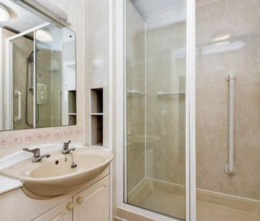 1 bedroom retirement property to rent - Photo 6