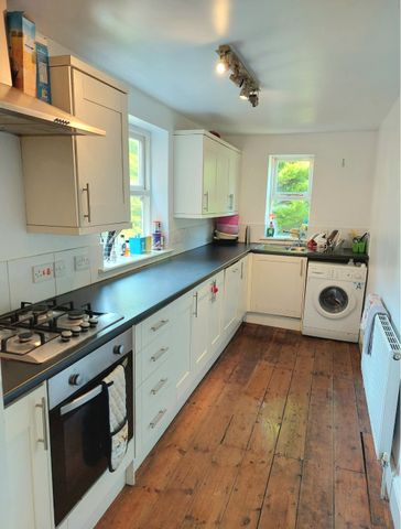 Beautiful large clean shared house in quiet leafy South Cliff area Room 2 - Photo 4