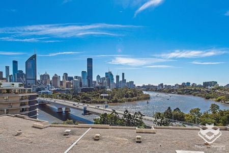 Spacious Apartment with stunning river views - Photo 2