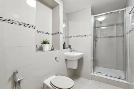 2 bedroom flat in London - Photo 5