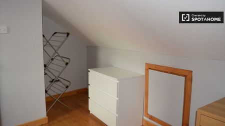Room for rent in 4-bedroom apartment in Glasnevin, Dublin - Photo 2