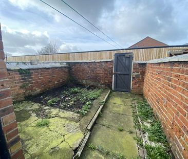 2 bedroom terraced house to rent - Photo 5