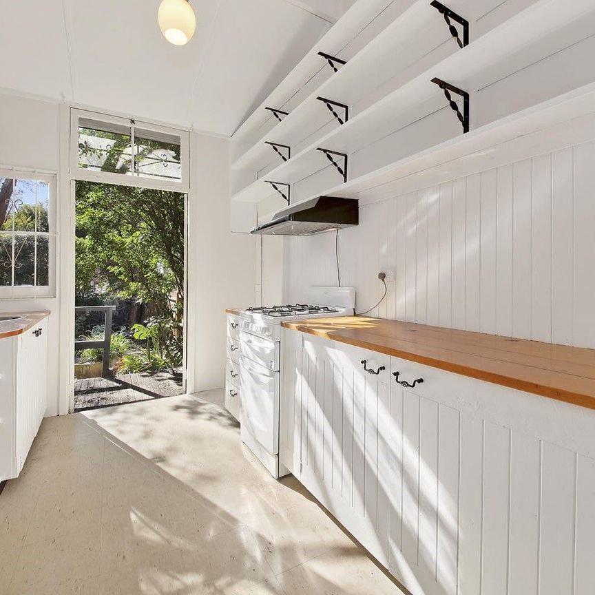 Charming Ground Floor Victorian Apartment with Private Entry - Photo 1