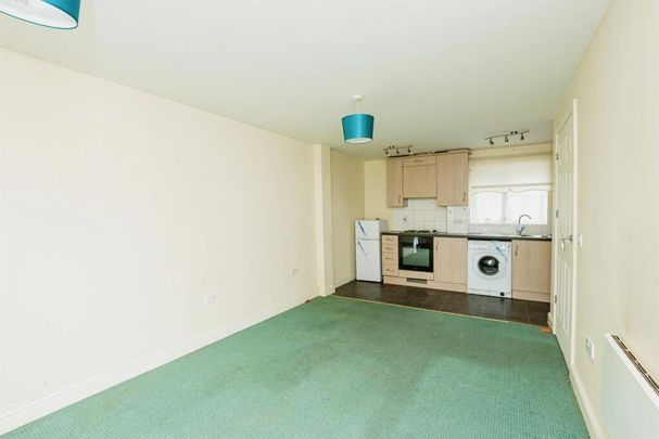 2 bedroom ground floor flat to rent - Photo 1